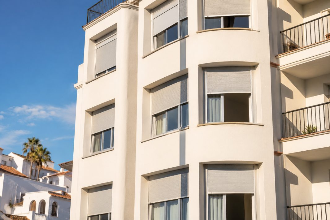 Persianas en un edificio de Torredembarra reparadas por Persidembarra